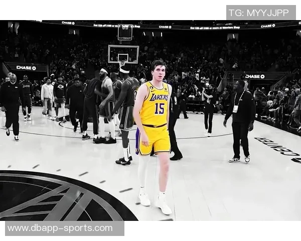 里夫斯谈球队阵容变化频繁称场上组合有时显得奇怪