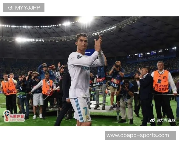 回顾2009年皇马夏窗引援盛宴C罗卡卡本泽马与阿韦洛亚齐聚伯纳乌